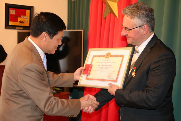 Awarding insignias to Czech officials - ảnh 1